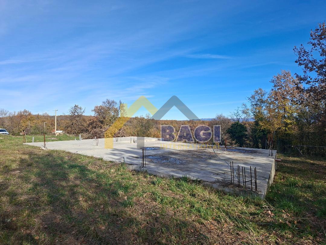 Terreno edificabile con fondazioni realizzate – Vižinada