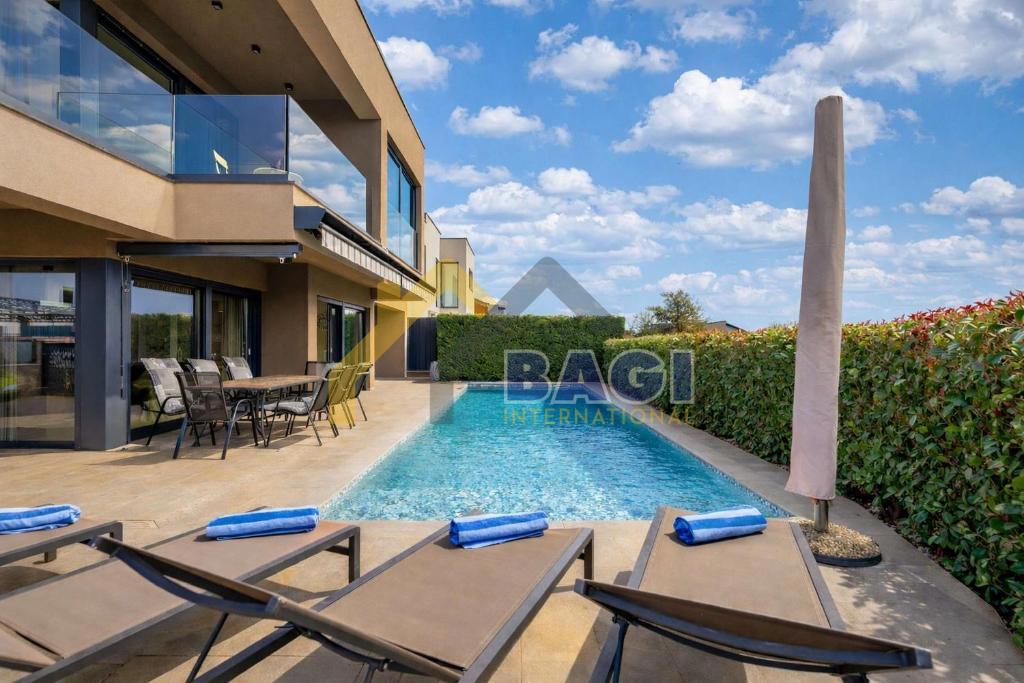 Villa esclusiva con piscina, area wellness e jacuzzi – Parenzo