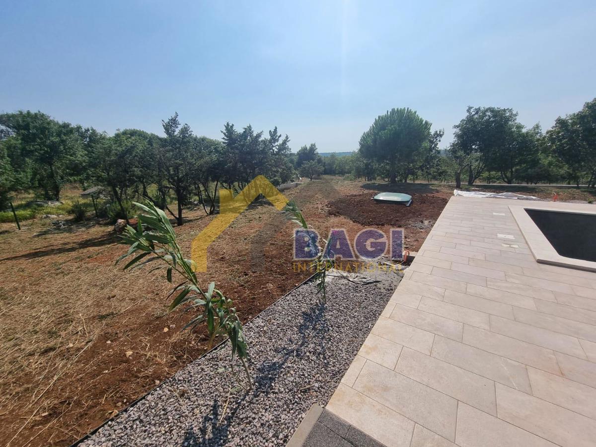 Piano terra 172m2 con piscina - vicino al mare!