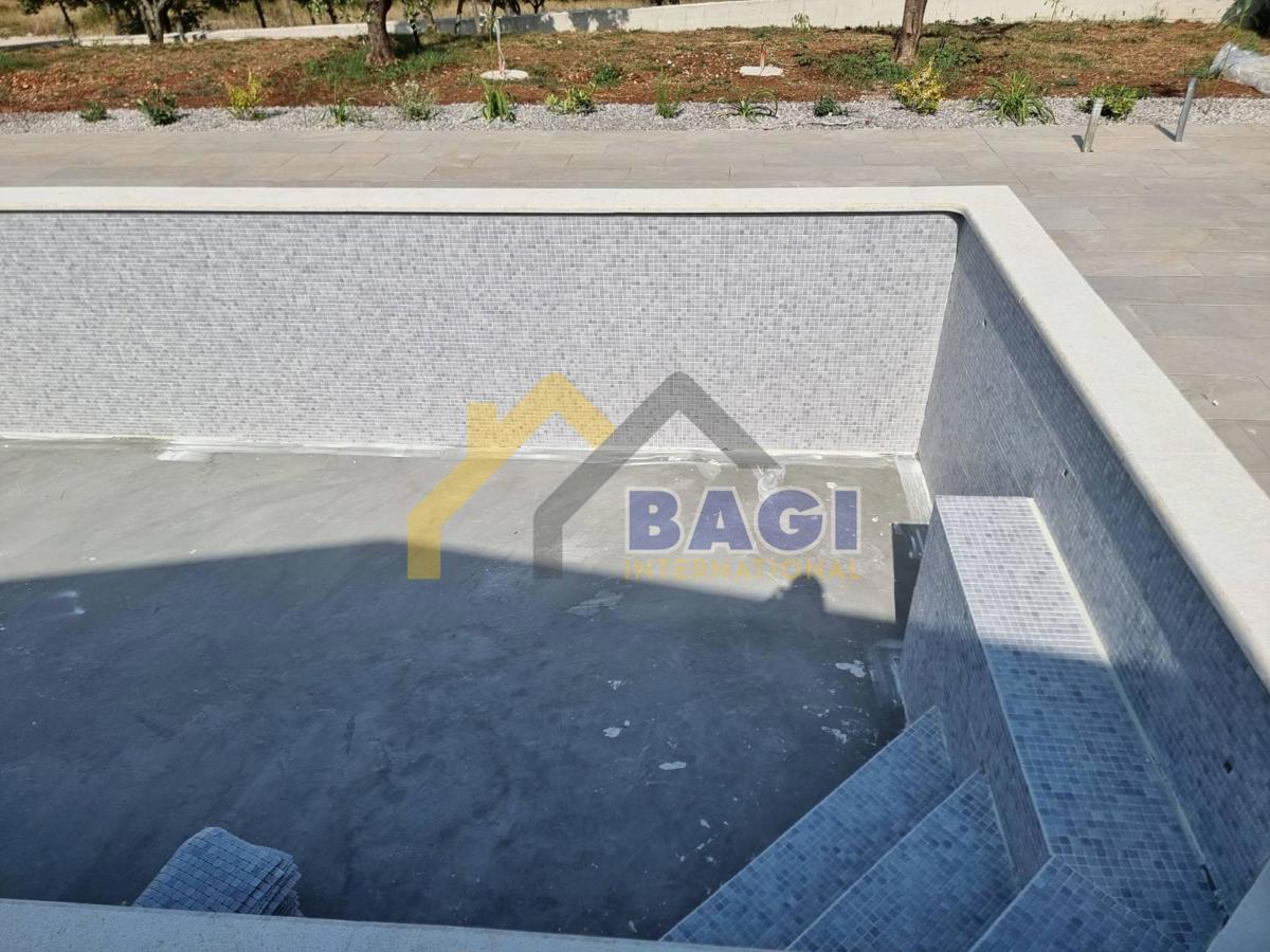 Piano terra 172m2 con piscina - vicino al mare!