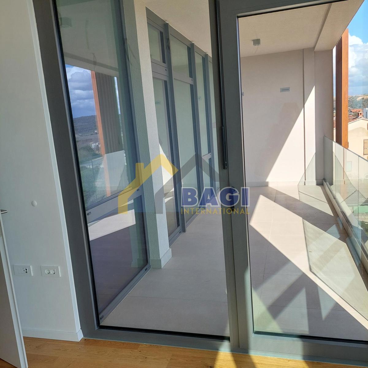 ROVIGNO-APPARTAMENTO SU DUE PIANI-GIARDINO-PARCHEGGIO-CORTILE