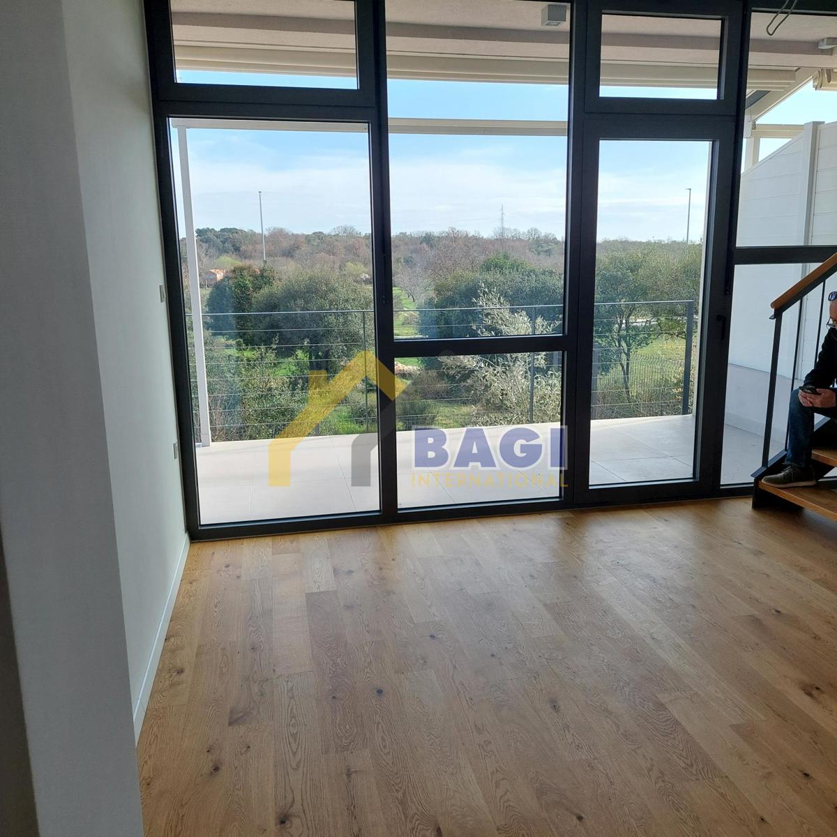 ROVIGNO-APPARTAMENTO SU DUE PIANI-GIARDINO-PARCHEGGIO-CORTILE