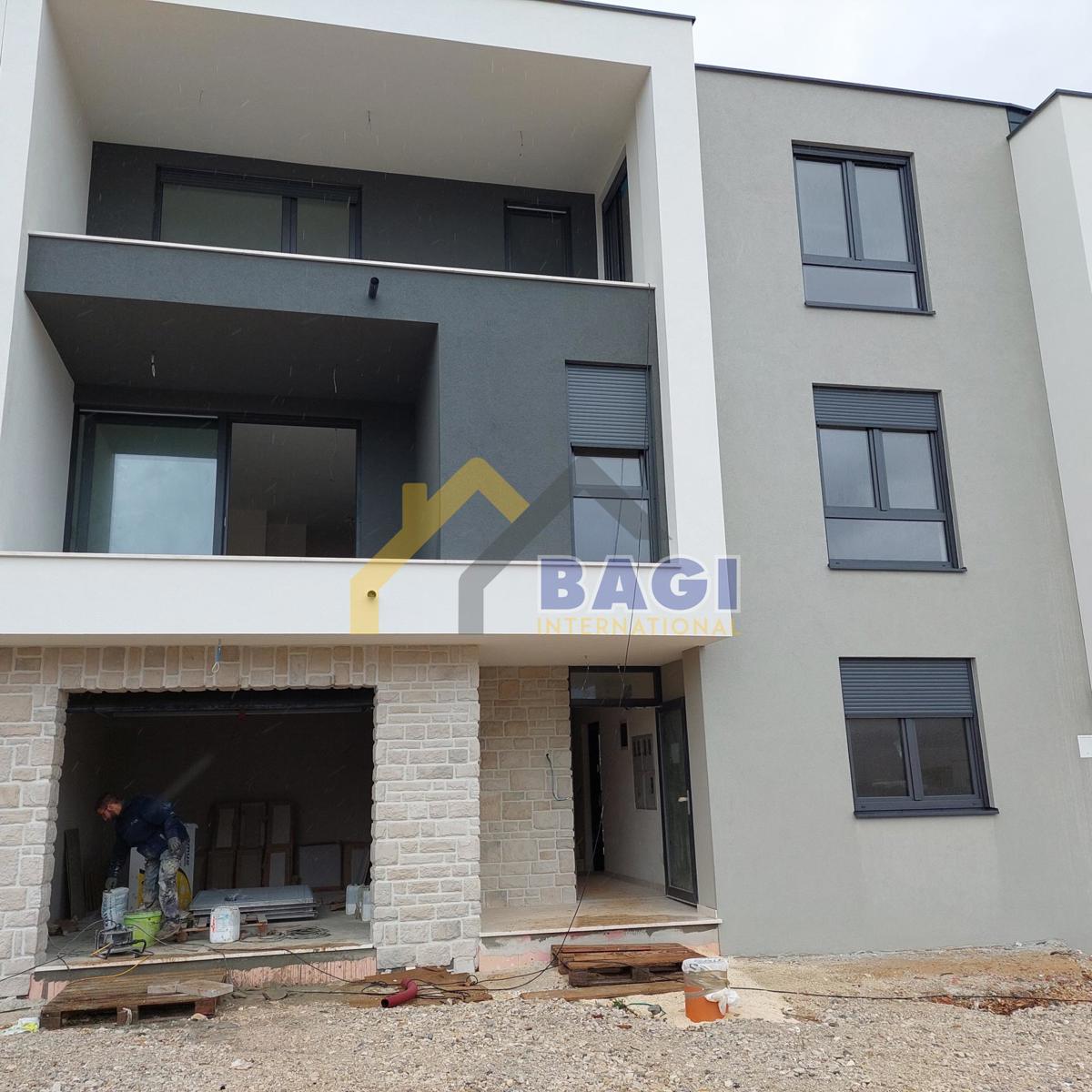 Appartamento Pula 86,26m2-Giardino 113m2-due parlings-ripostiglio