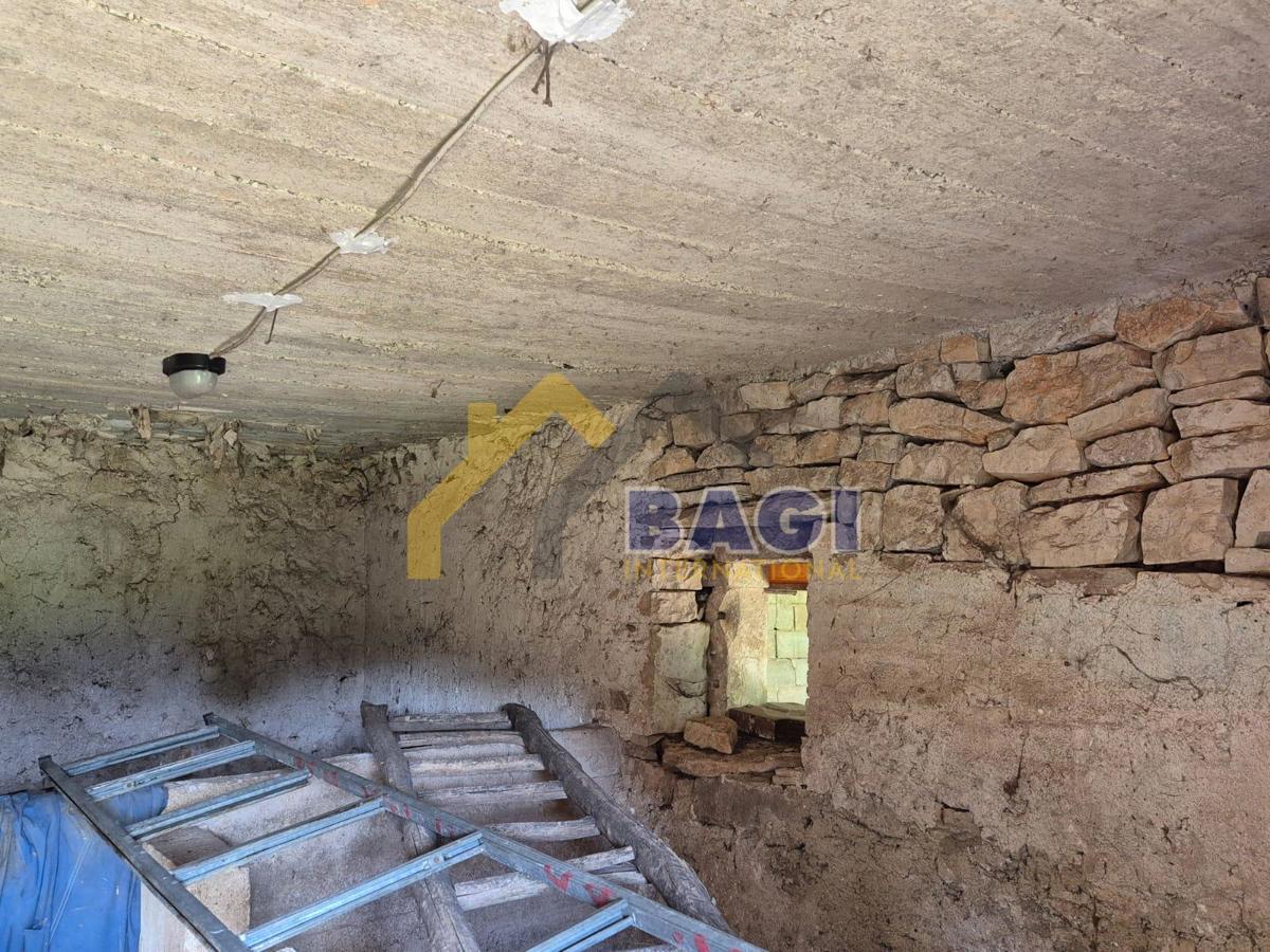 KANFANAR - DUE TERRENI EDIFICABILE CON UN VECCHIO EDIFICIO