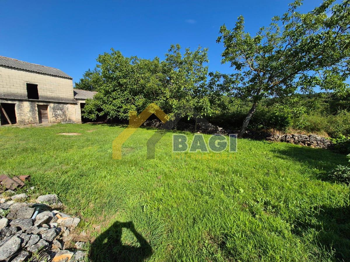 KANFANAR - DUE TERRENI EDIFICABILE CON UN VECCHIO EDIFICIO