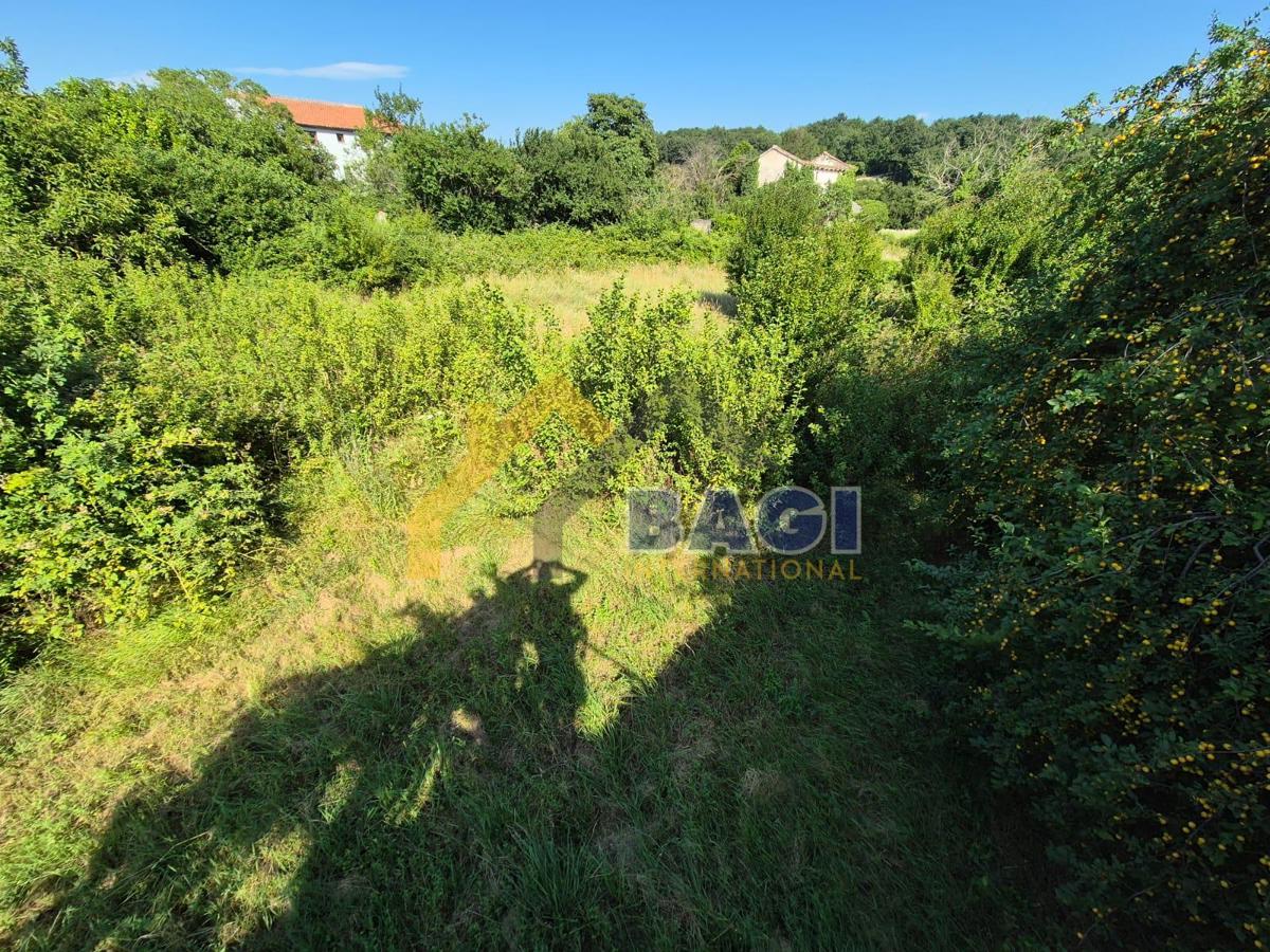 KANFANAR - DUE TERRENI EDIFICABILE CON UN VECCHIO EDIFICIO