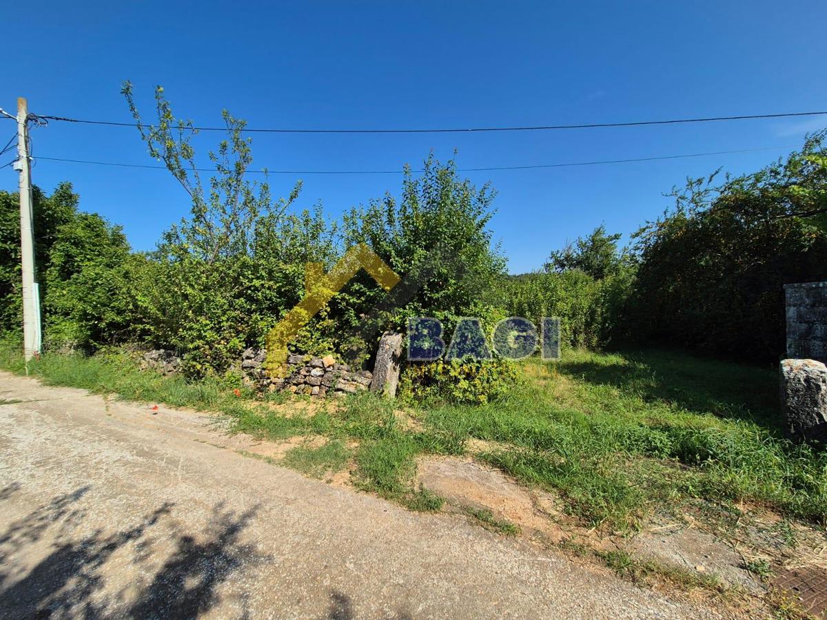 KANFANAR - DUE TERRENI EDIFICABILE CON UN VECCHIO EDIFICIO