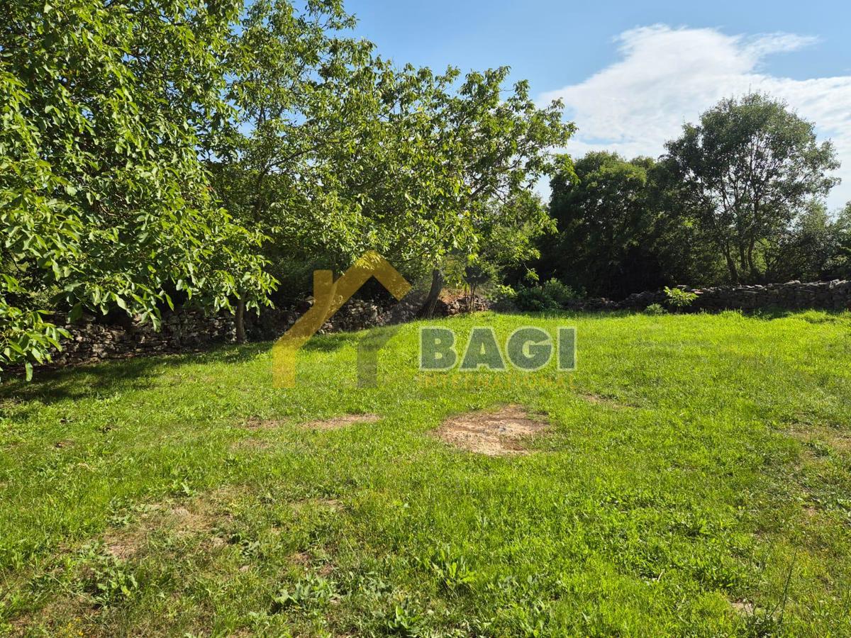 KANFANAR - DUE TERRENI EDIFICABILE CON UN VECCHIO EDIFICIO