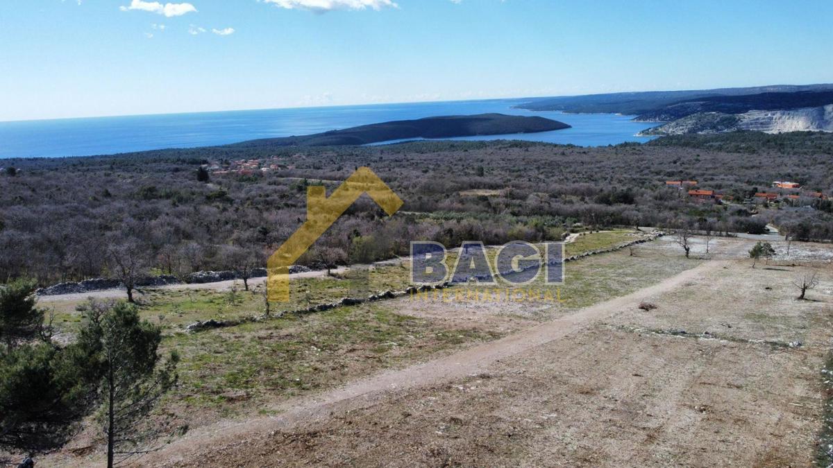 Terreno con grandi potenzialità e vista panoramica!
