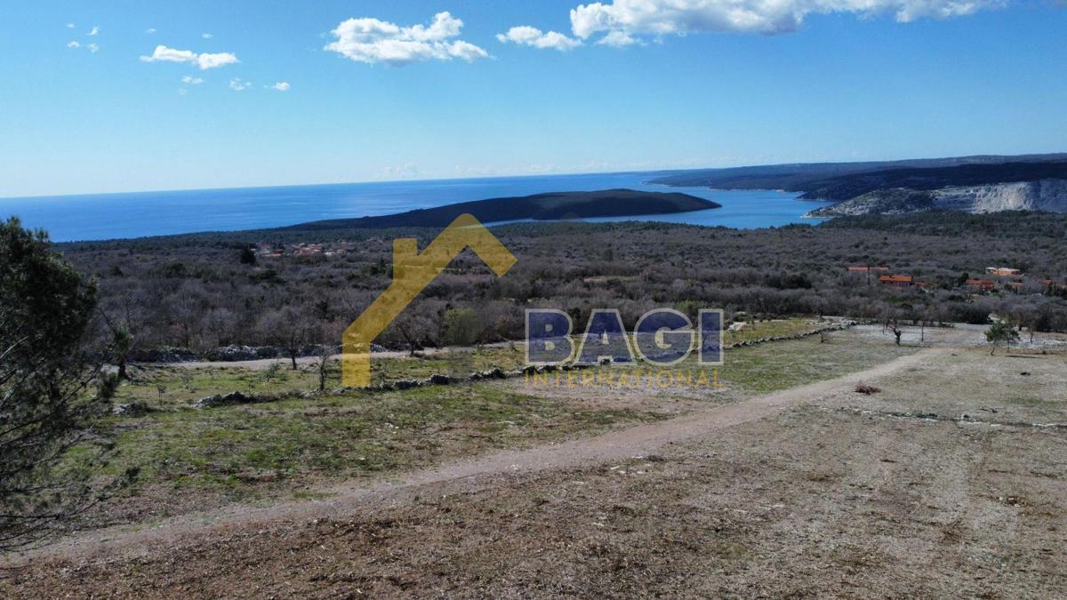 Terreno con grandi potenzialità e vista panoramica!