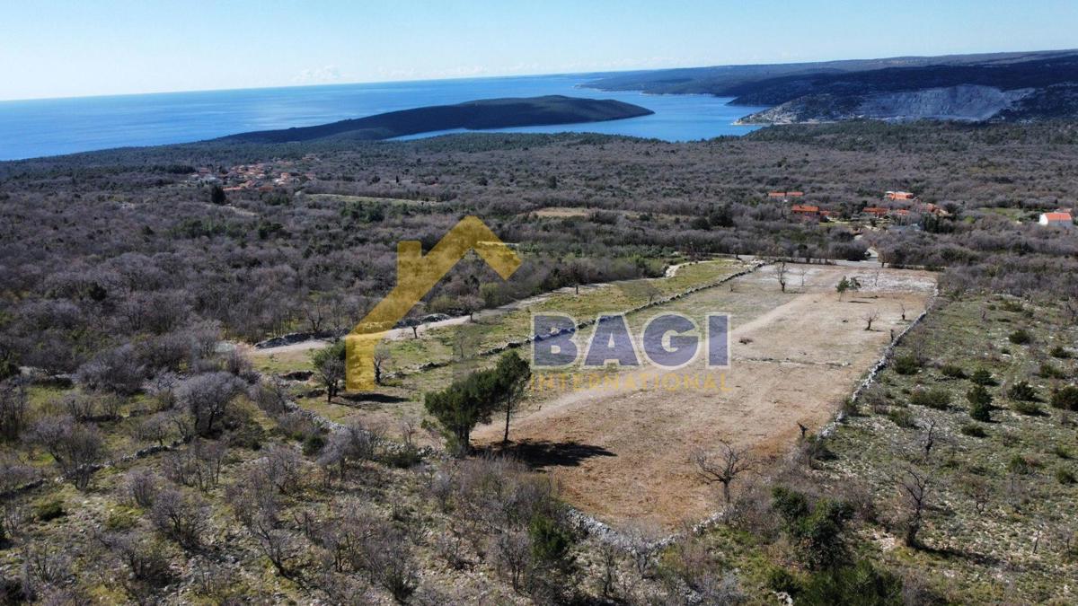 Terreno con grandi potenzialità e vista panoramica!