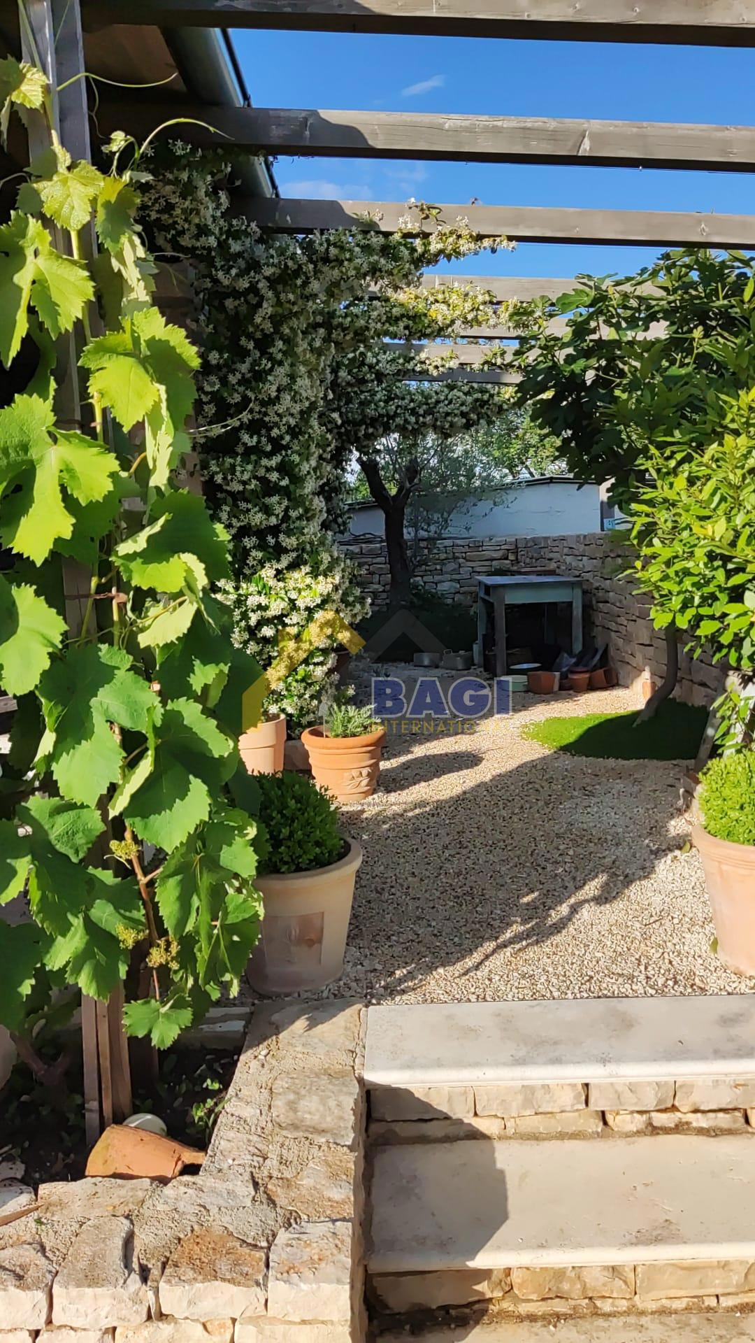 Casa rustica con piscina-bellissimo giardino