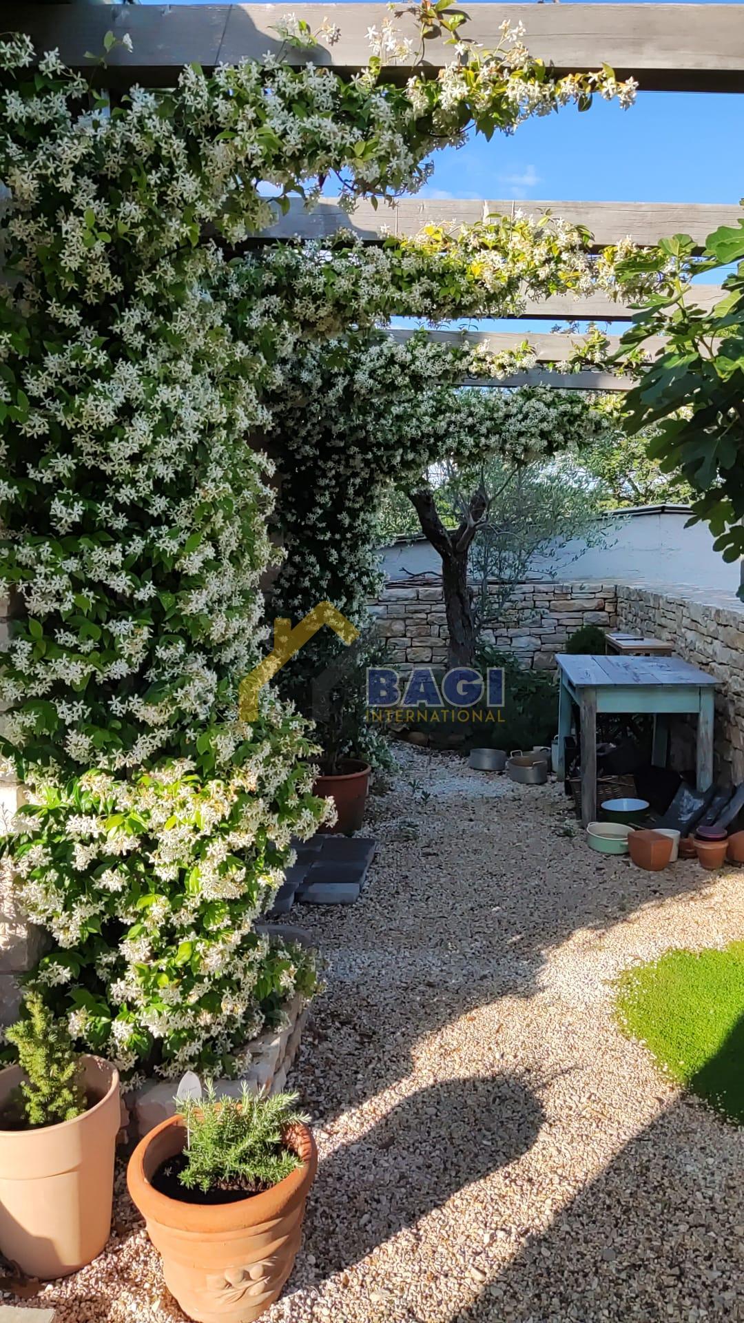 Casa rustica con piscina-bellissimo giardino