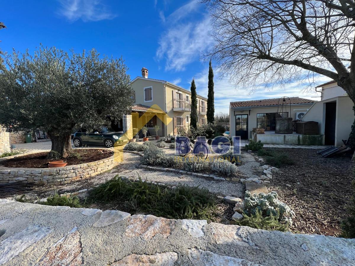 Casa rustica con piscina-bellissimo giardino