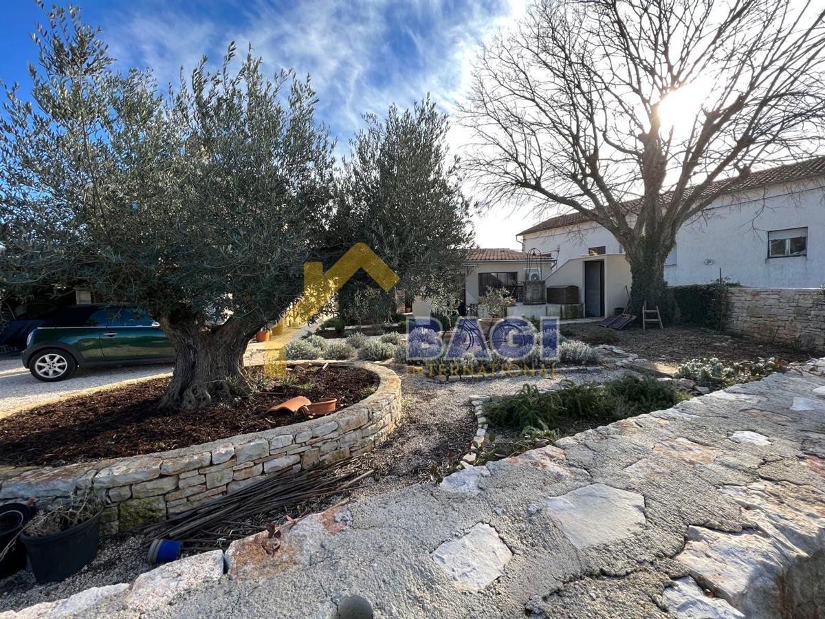 Casa rustica con piscina-bellissimo giardino