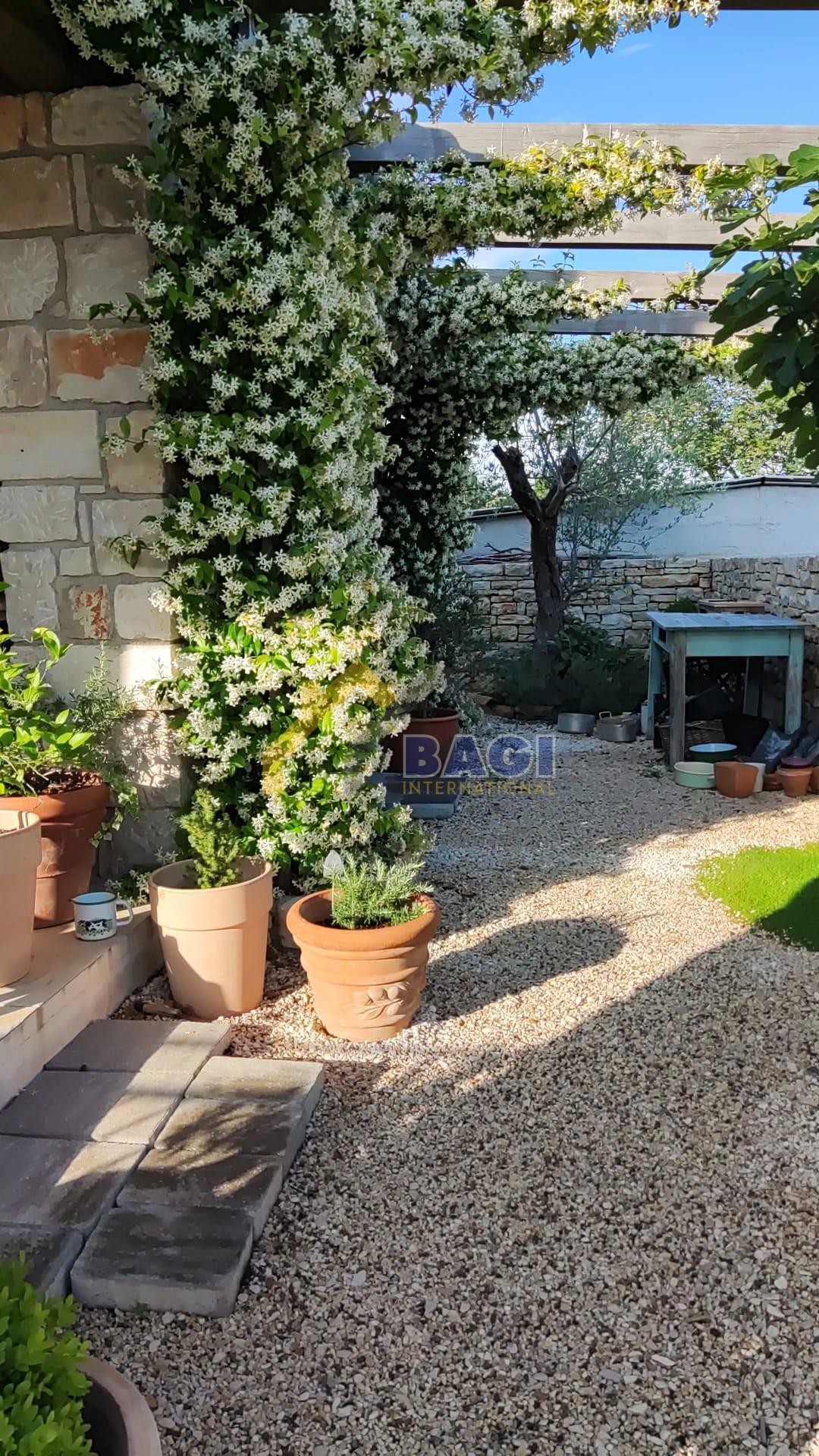 Casa rustica con piscina-bellissimo giardino