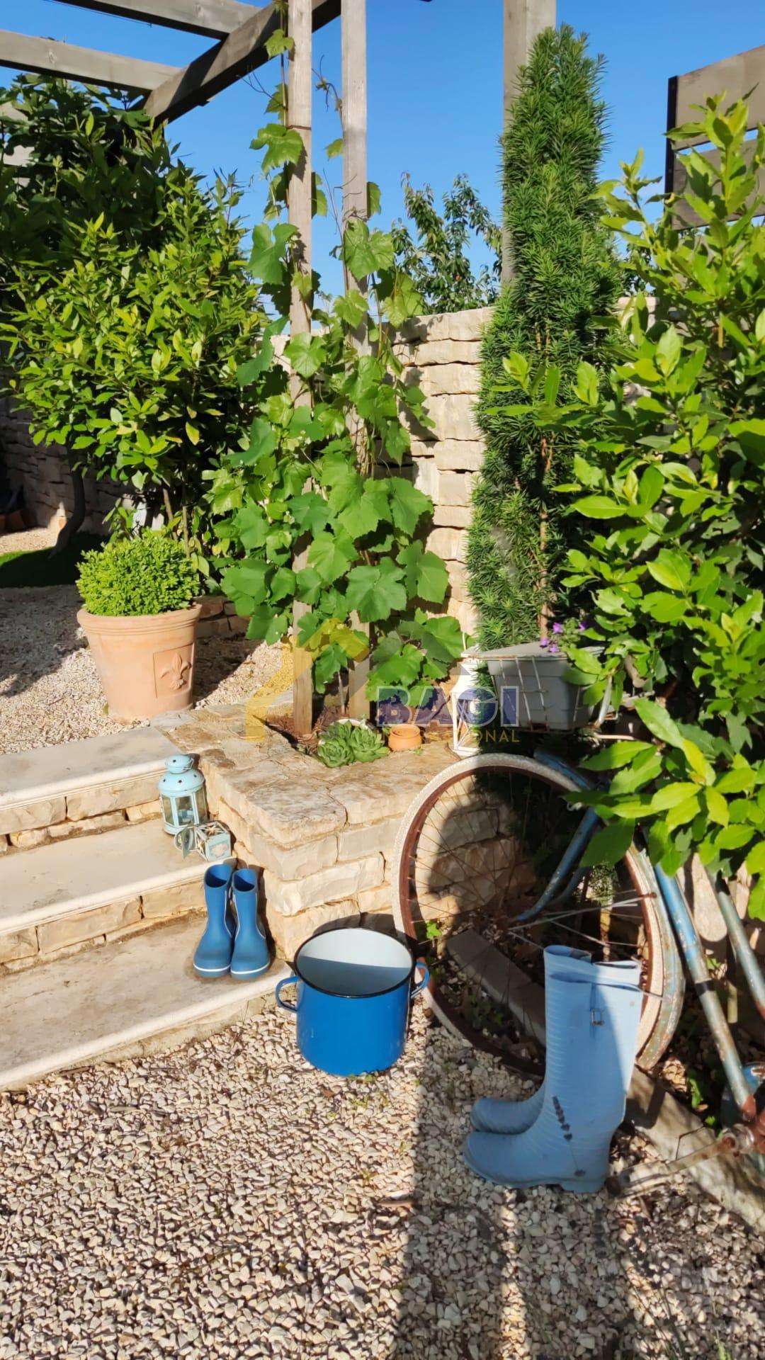 Casa rustica con piscina-bellissimo giardino