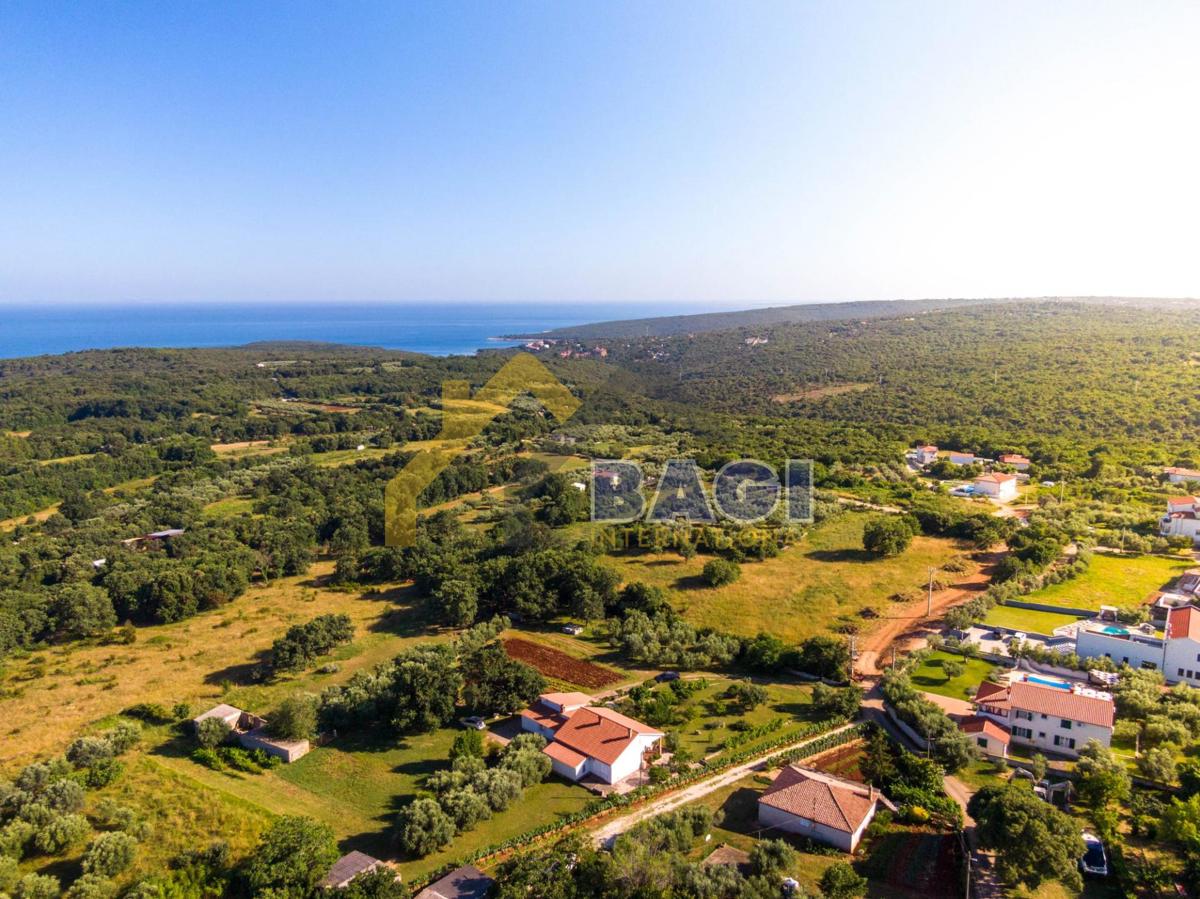 Terreno edificabile con vista mare 1071m2-Peruški