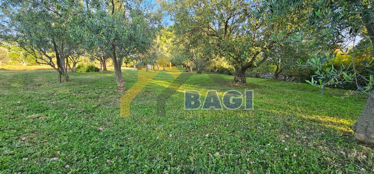 Terreno edificabile con vista mare 1071m2-Peruški