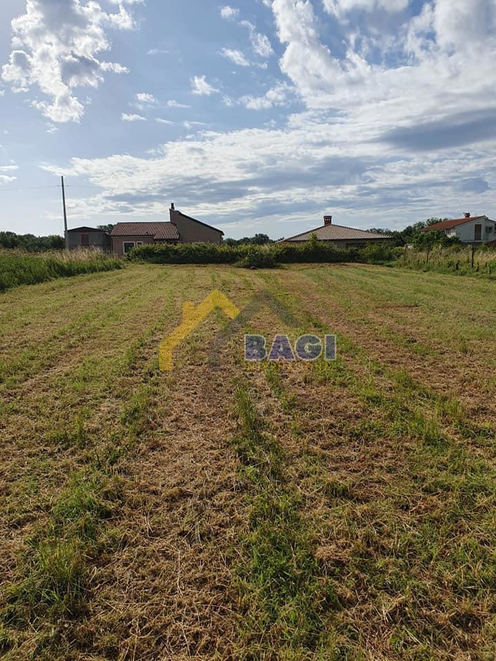 ISTRIA - POLA Terreno edificabile lungo la strada