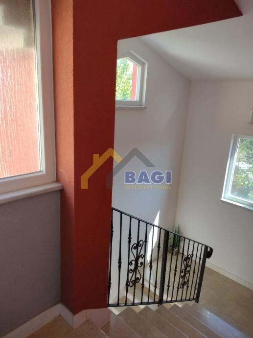 Appartamento con soppalco e due posti auto – Valbandon