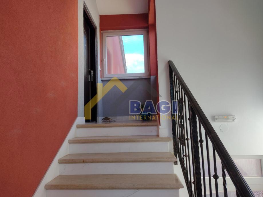 Appartamento con soppalco e due posti auto – Valbandon