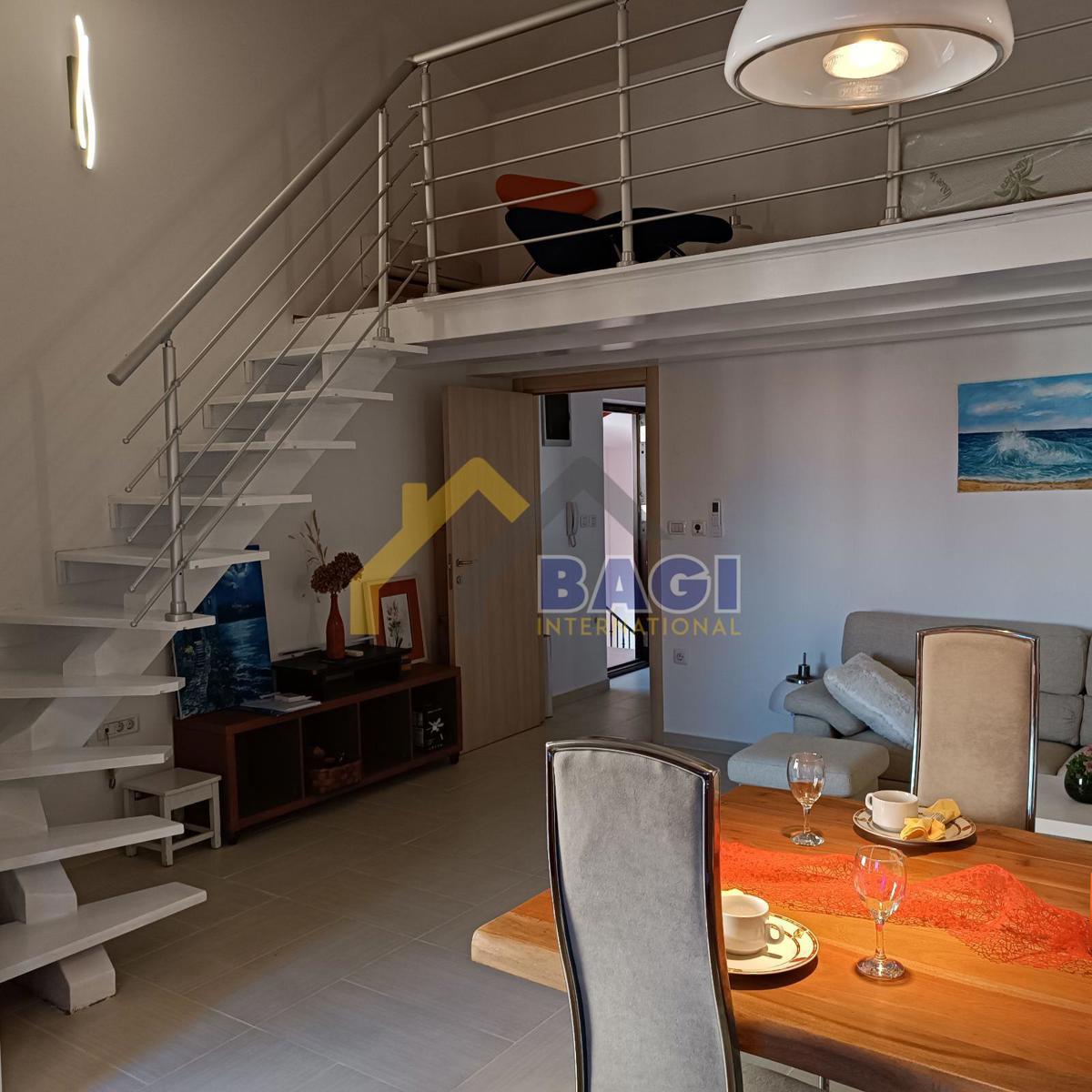 Appartamento con soppalco e due posti auto – Valbandon