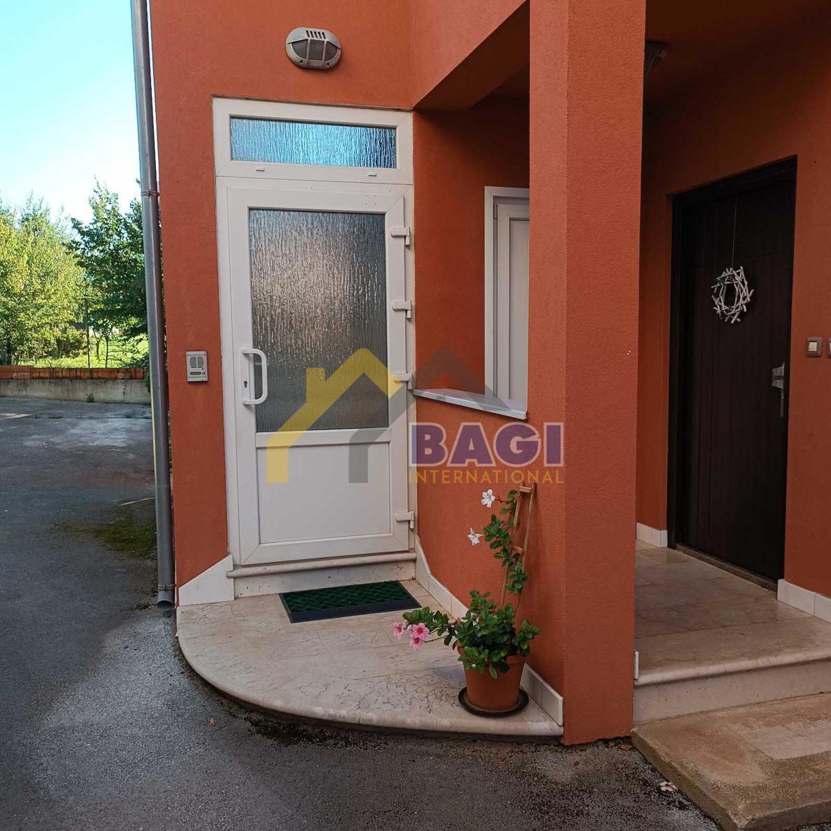 Appartamento con soppalco e due posti auto – Valbandon