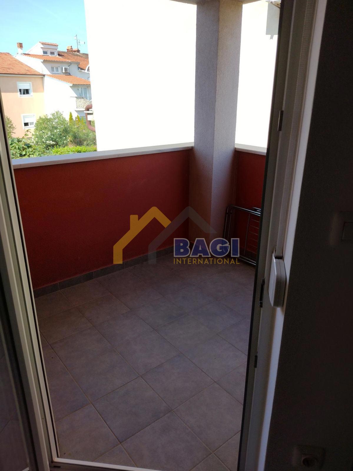 Appartamento con soppalco e due posti auto – Valbandon