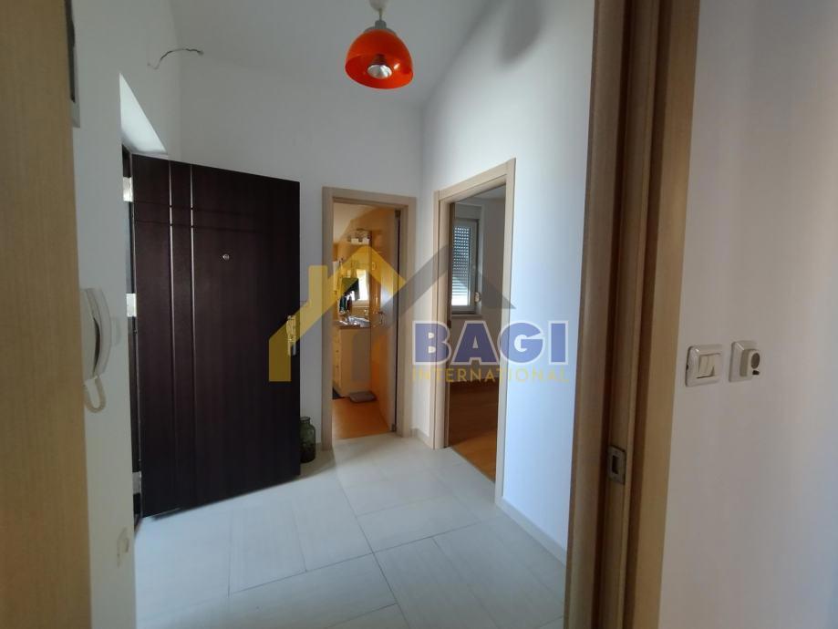 Appartamento con soppalco e due posti auto – Valbandon