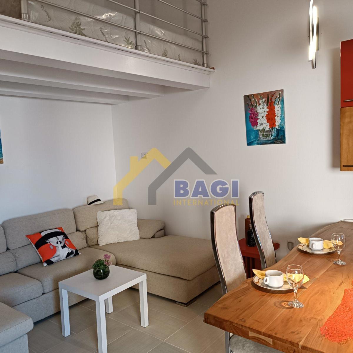 Appartamento con soppalco e due posti auto – Valbandon