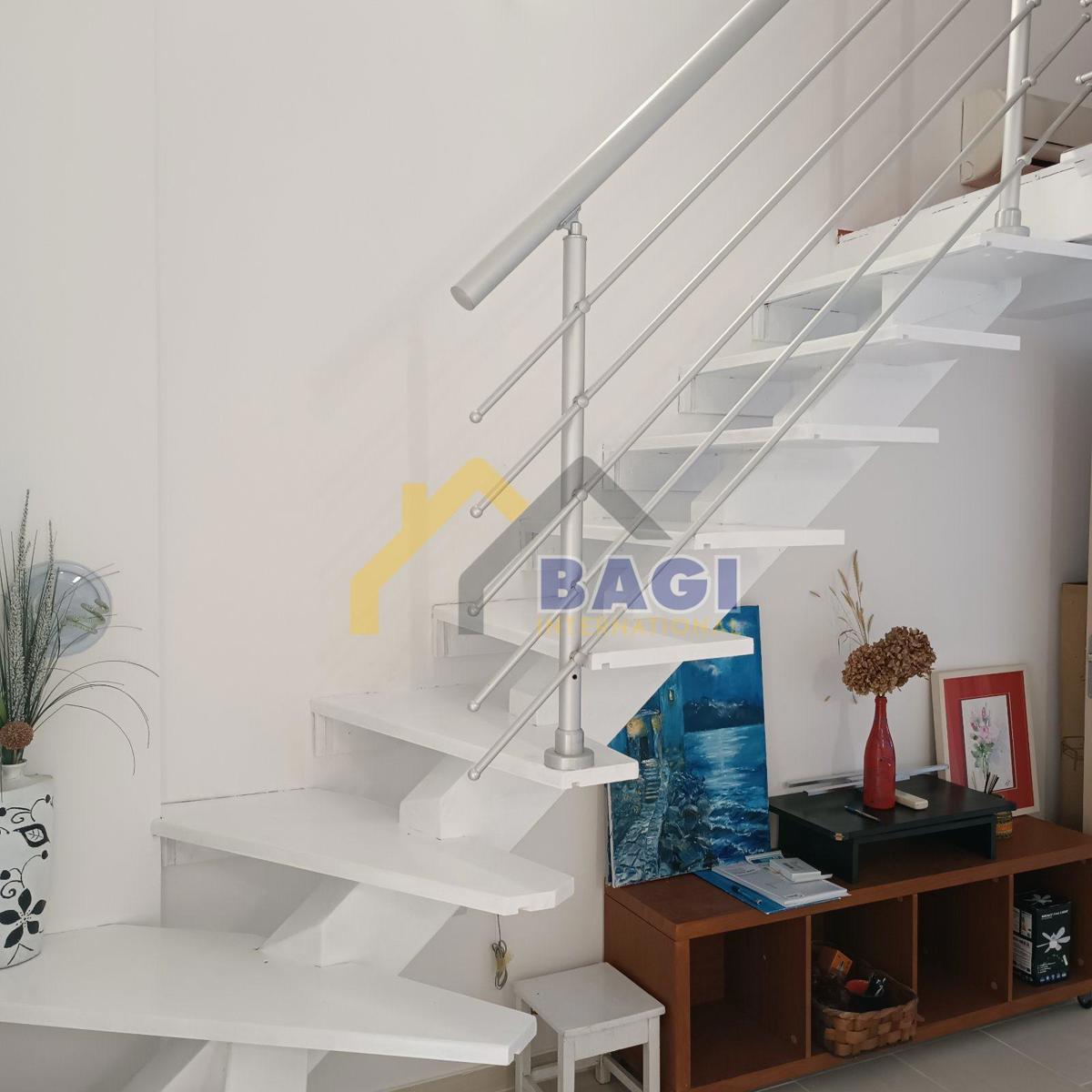 Appartamento con soppalco e due posti auto – Valbandon