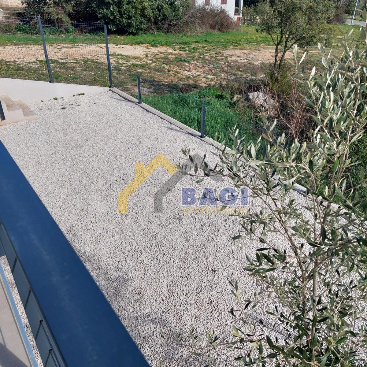 Rovigno-Appartamento-Giardino-Garage-Cortile-Parcheggio-Nuova costruzione