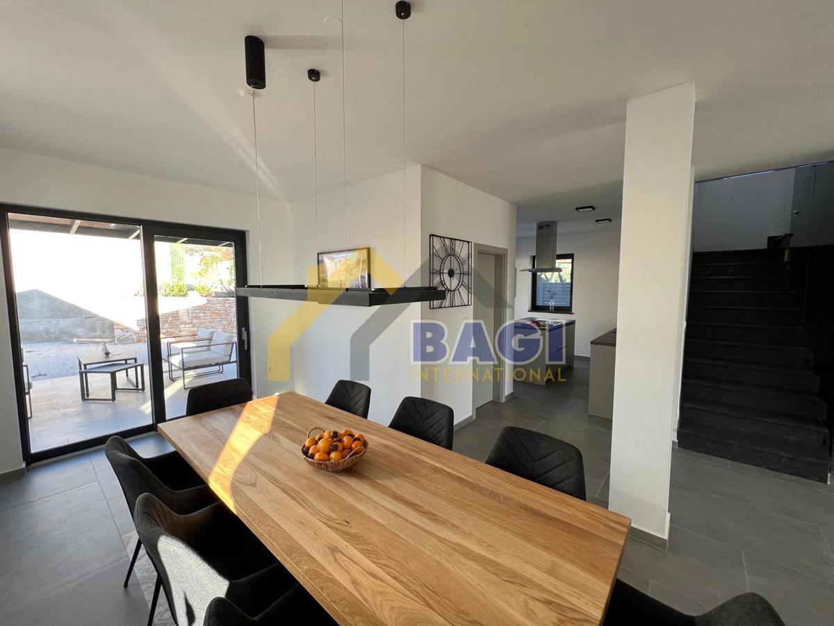 TOP Villa di nuova costruzione con vista mare e piscina