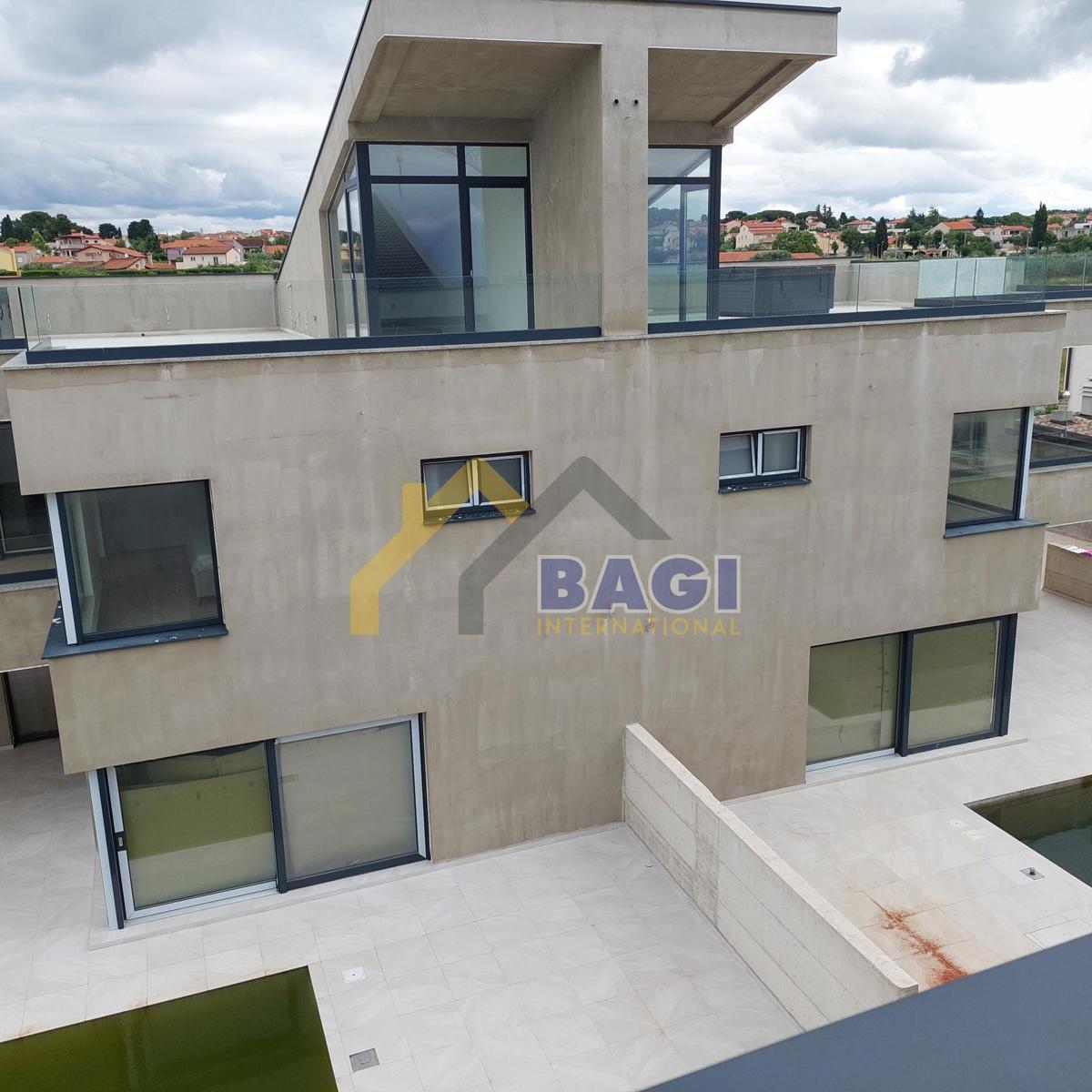 ESCLUSIVO - Ville duplex di lusso con piscine e vista mare