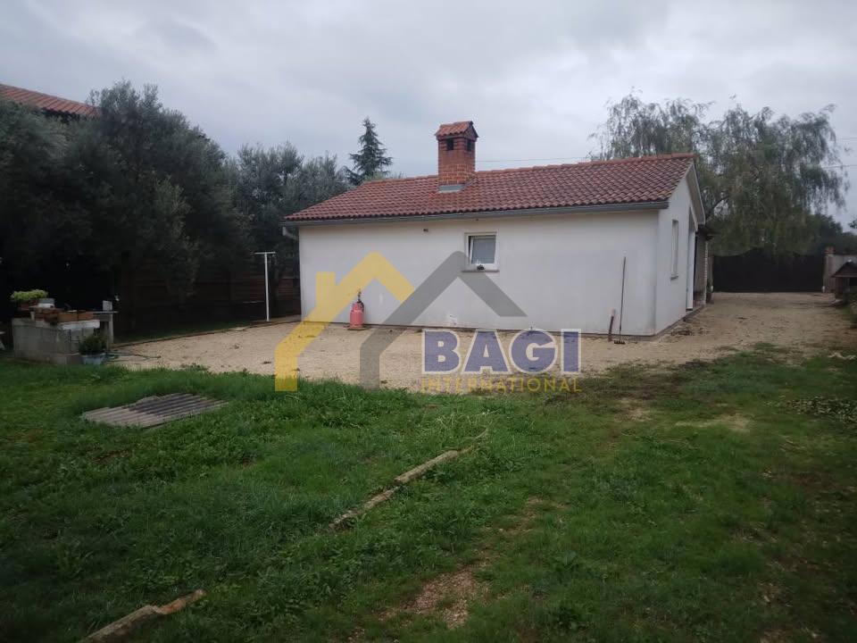 ISTRIA - LOBORIKA Casa con giardino e costruzione legalizzata
