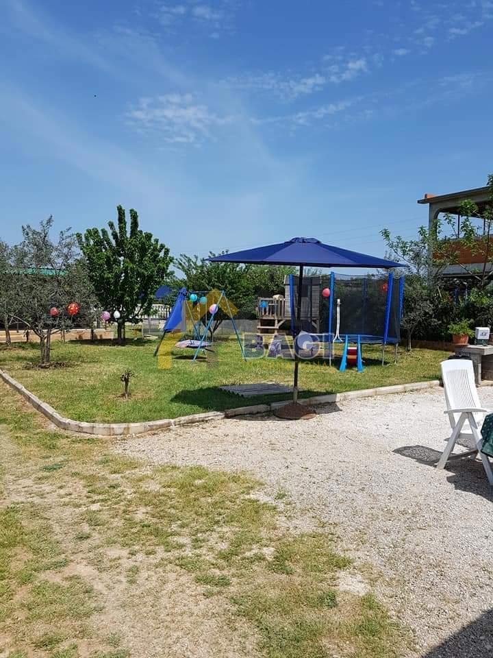 ISTRIA - LOBORIKA Casa con giardino e costruzione legalizzata