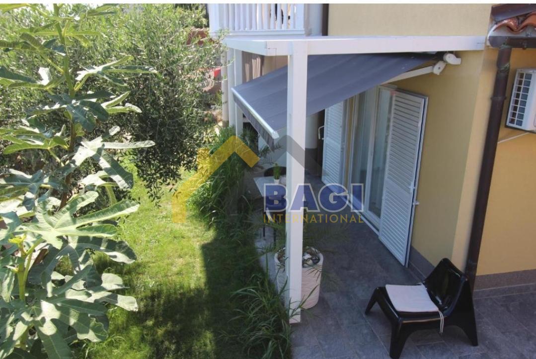 POLA-VILLA CON 8 APPARTAMENTI A 200m DAL MARE CON VISTA