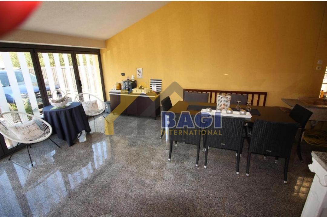 POLA-VILLA CON 8 APPARTAMENTI A 200m DAL MARE CON VISTA