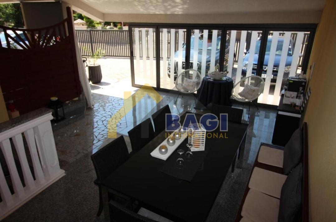 POLA-VILLA CON 8 APPARTAMENTI A 200m DAL MARE CON VISTA