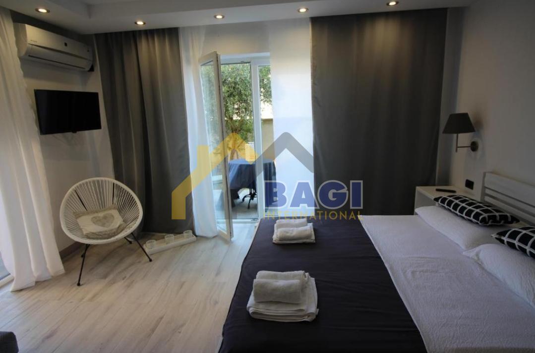 POLA-VILLA CON 8 APPARTAMENTI A 200m DAL MARE CON VISTA