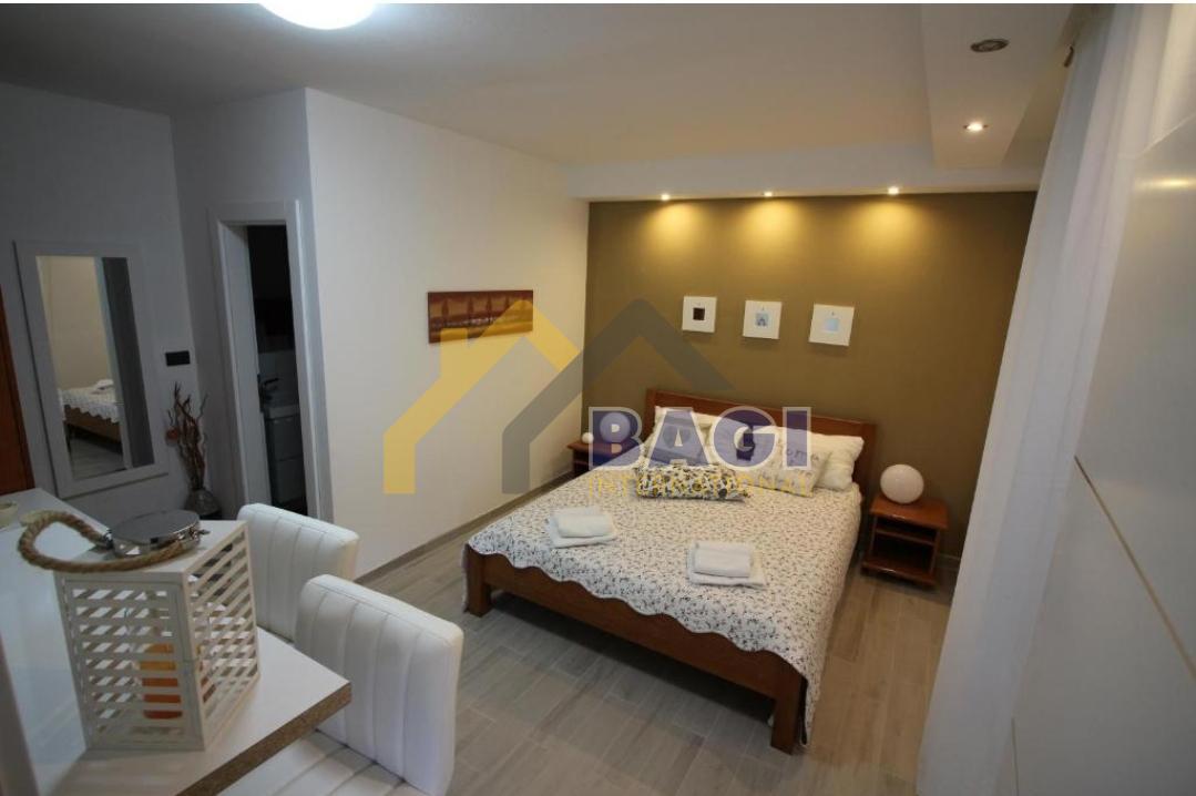 POLA-VILLA CON 8 APPARTAMENTI A 200m DAL MARE CON VISTA