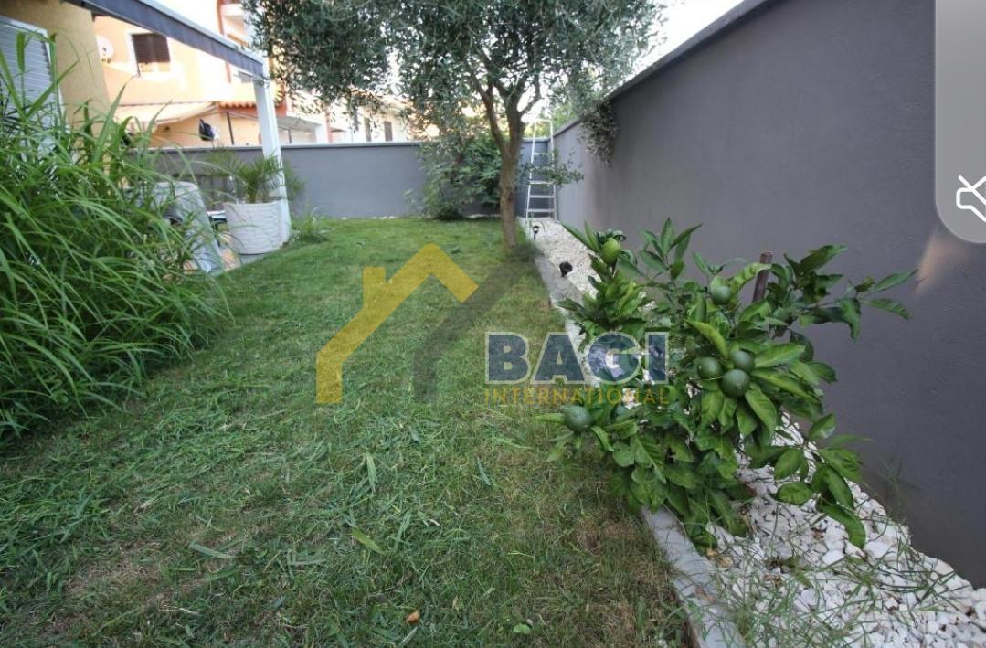 POLA-VILLA CON 8 APPARTAMENTI A 200m DAL MARE CON VISTA