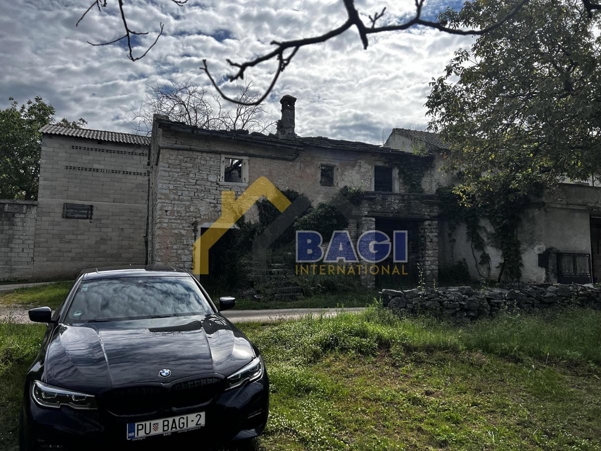 Casa in rovina con 1000m2 di terreno