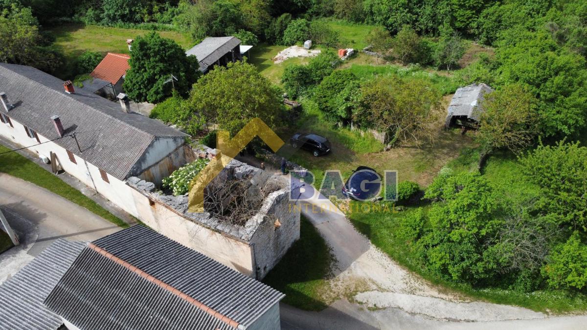 Casa in rovina con 1000m2 di terreno