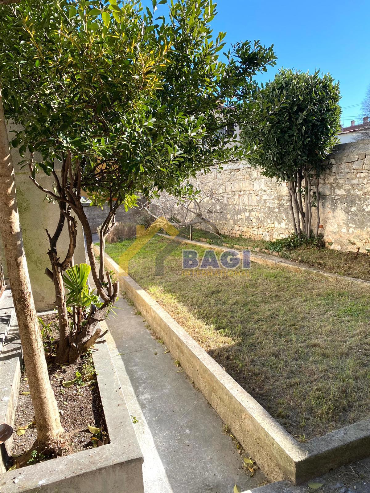 ISTRIA - POLA Casa piano terra (appartamento) con giardino e garage in centro