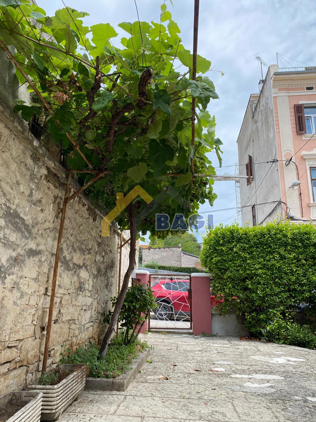 ISTRIA - POLA Casa piano terra (appartamento) con giardino e garage in centro