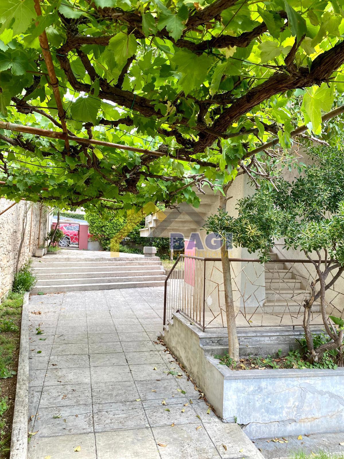 ISTRIA - POLA Casa piano terra (appartamento) con giardino e garage in centro