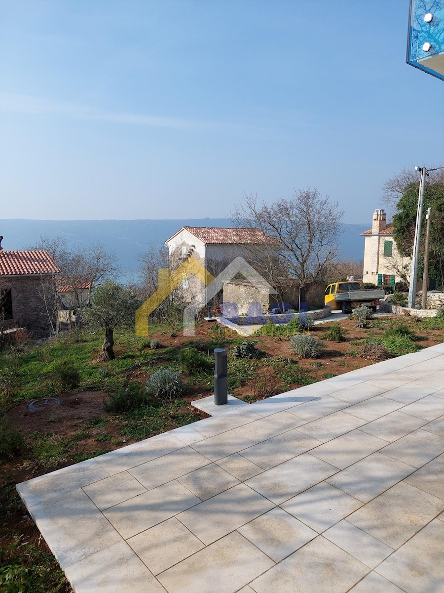 Casa con vista a 450 m dal mare Trget-Istria