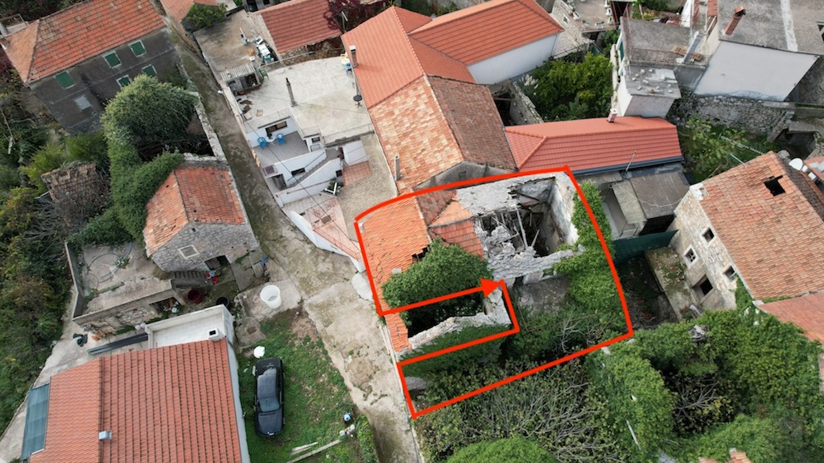 Casa tradizionale in pietra sull'isola di Hvar da ristrutturare